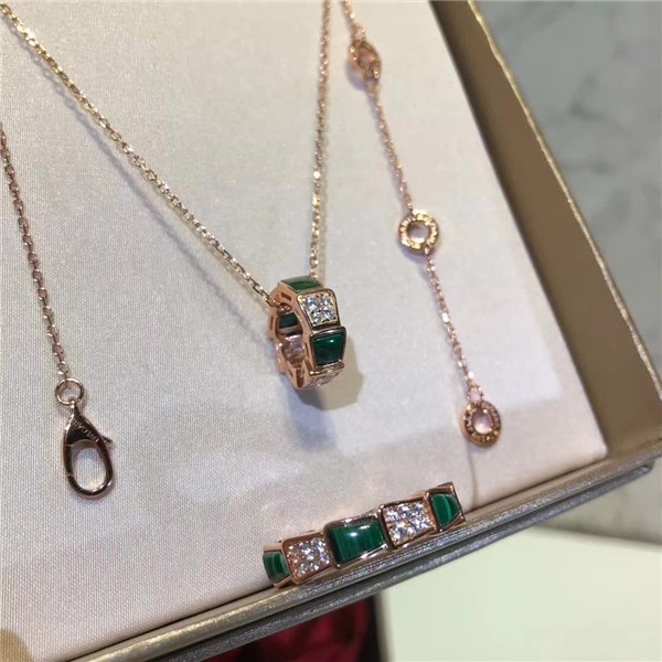 Collier en agate rouge malachite naturelle Bvlgari