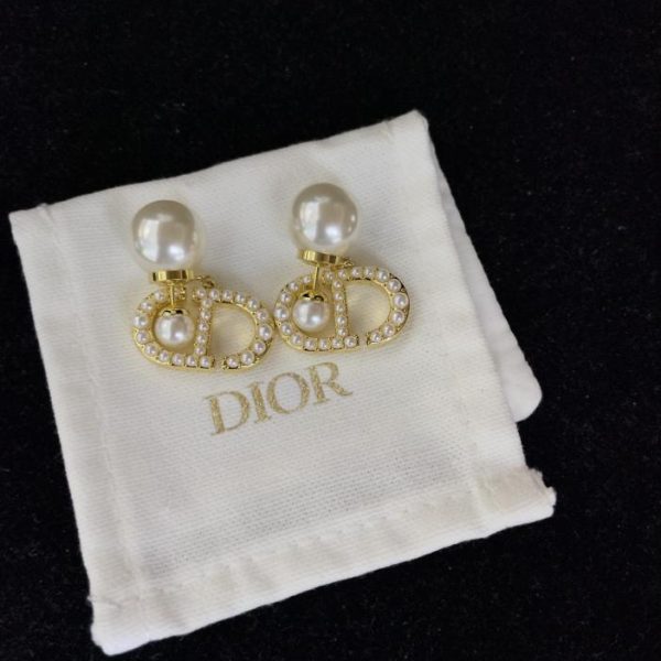 Boucles d'oreilles pendantes en perles Dior
