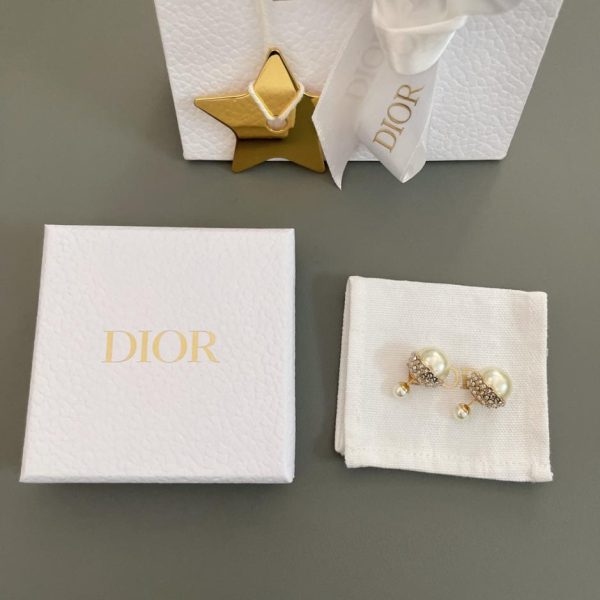 Les détails sont comme indiqué sur la figure D. Boucles d'oreilles en perles à moitié recouvertes