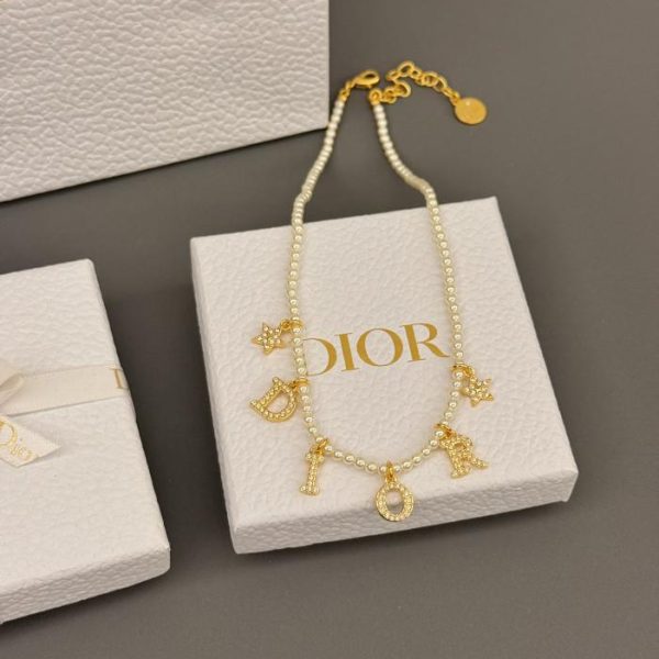 Collier de perles lettre Dior