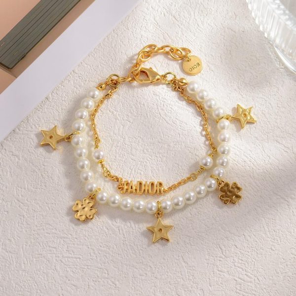 Bracelet de perles nouvelle lettre Dior