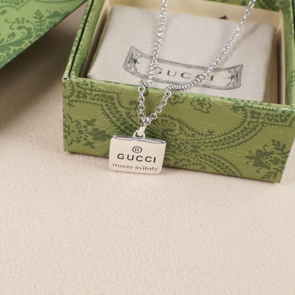 Collier carré fleur et oiseau Gucci