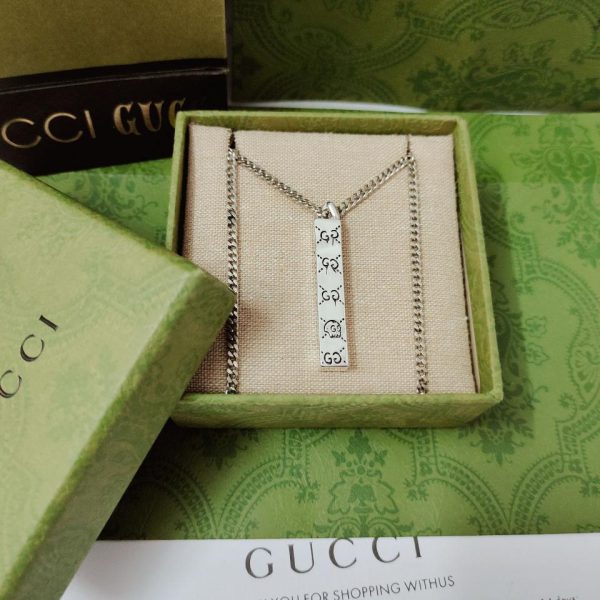 Collier à pendentif double barre G Gucci