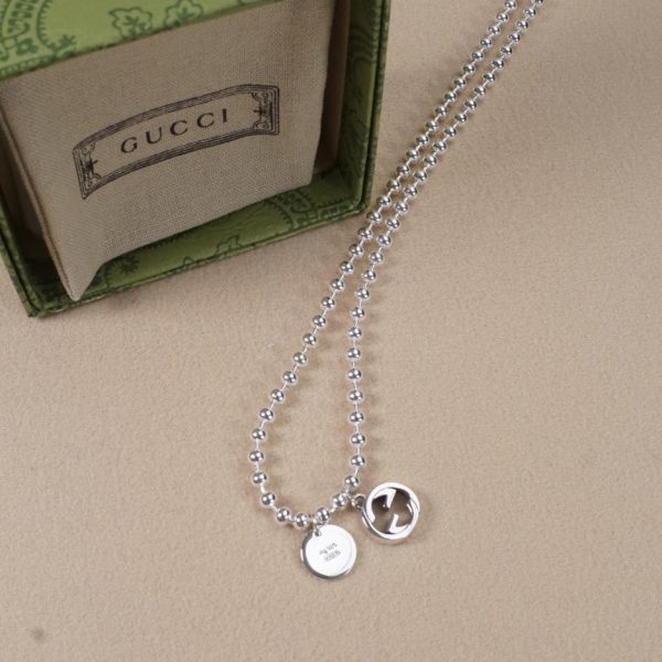 Collier à boucle et médaille G entrelacée Gucci