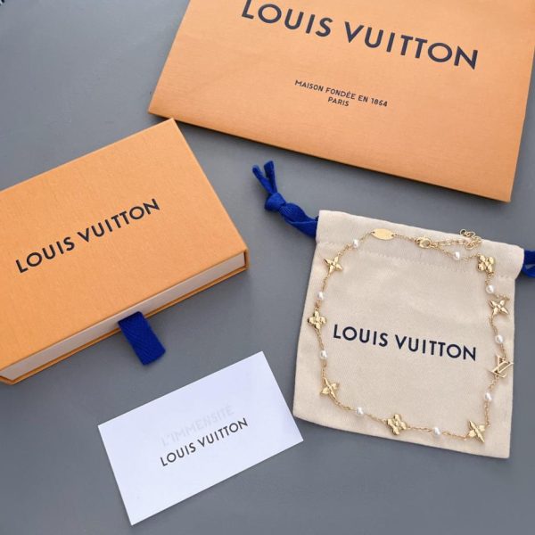 LOUIS VUITTON Collier de perles fleur dorée