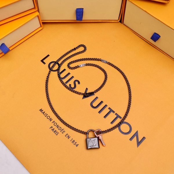 LOUIS VUITTON Collier cadenas