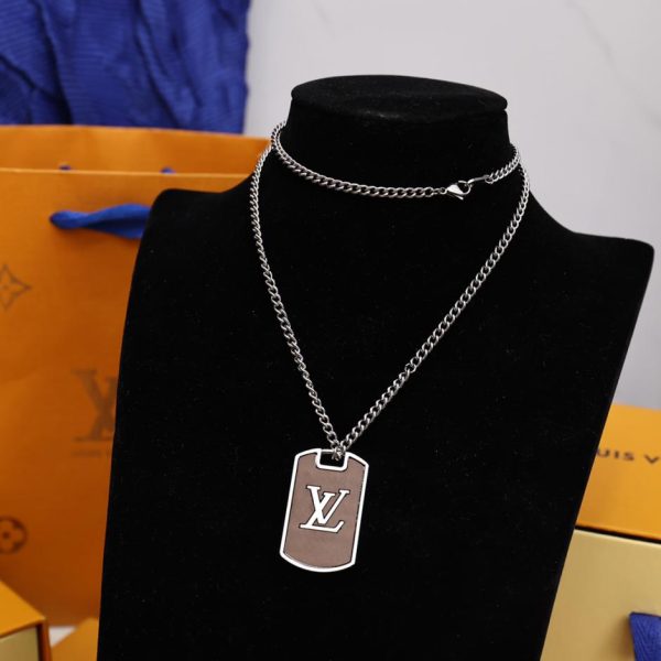 LOUIS VUITTON Collier Médaillon Ombre