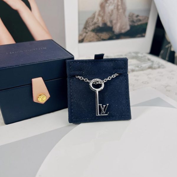 LOUIS VUITTON Collier clé en acier inoxydable