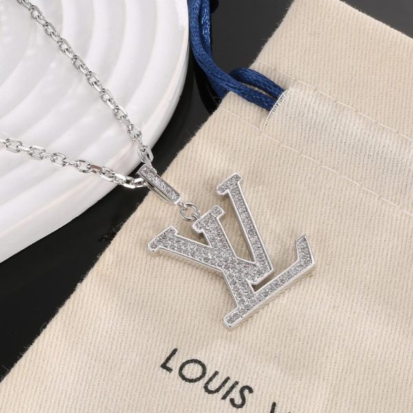 LOUIS VUITTON collier lettre plein de diamants