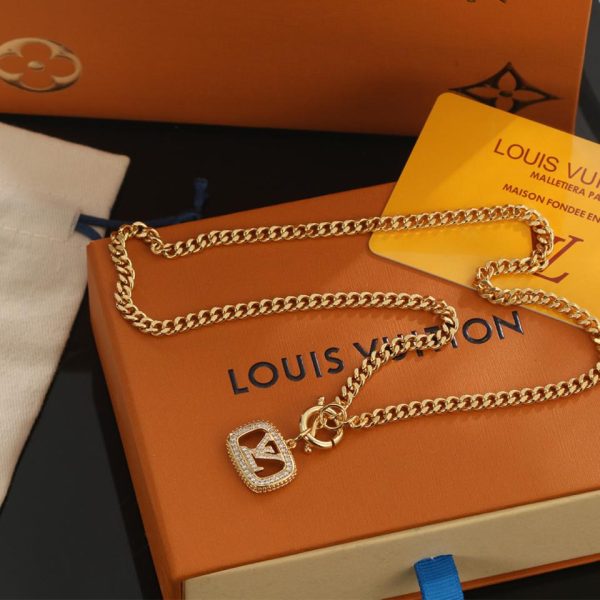 Collier lettre LOUIS VUITTON