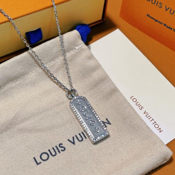 LOUIS VUITTON Collier à grande étiquette