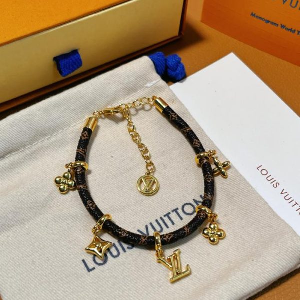 LOUIS VUITTON Bracelet en cuir fleuri