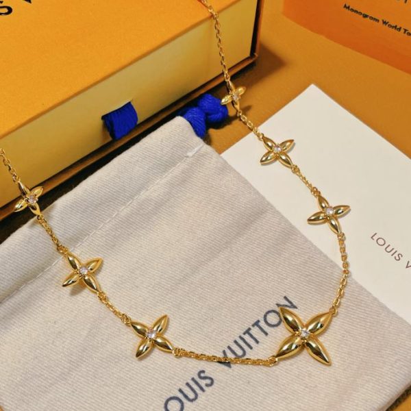 LOUIS VUITTON Collier en métal Louisette Signature