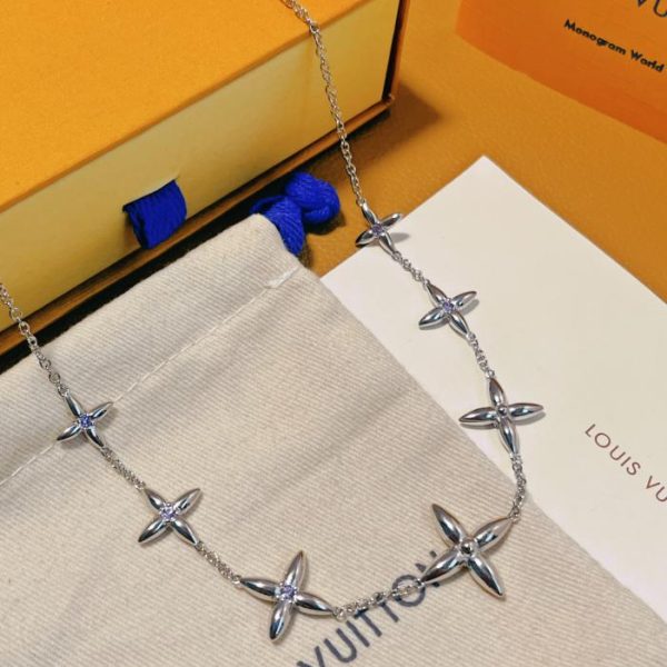 LOUIS VUITTON Collier en métal Louisette Signature