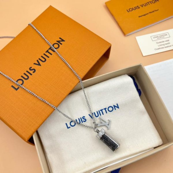 LOUIS VUITTON Collier flacon de parfum Monogram