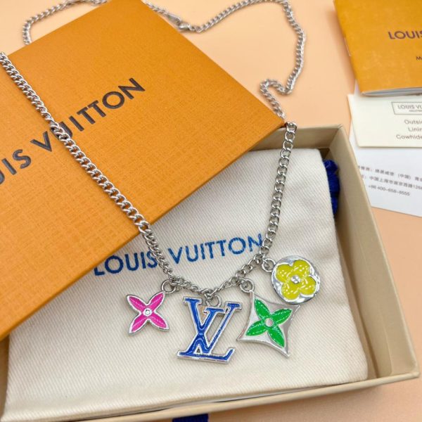 Collier lettre fleurie LOUIS VUITTON