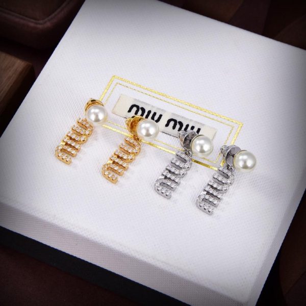 Boucles d'oreilles en résine lettrage Miu Miu