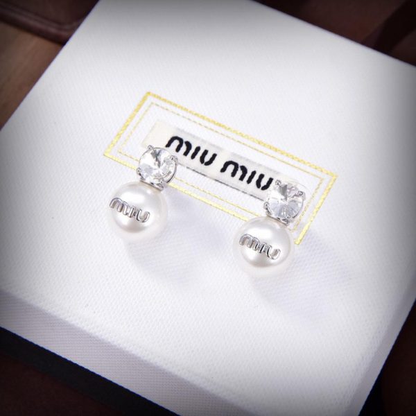 Boucles d'oreilles lettre Miu Miu
