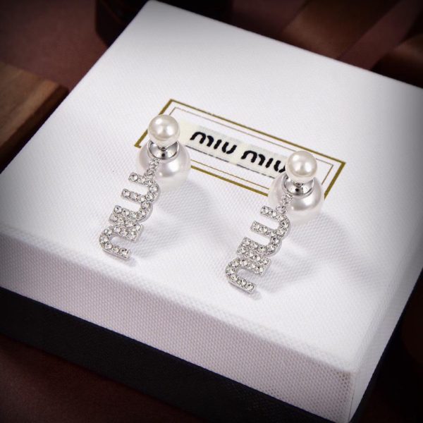 Boucles d'oreilles en résine du défilé Miu Miu Paris