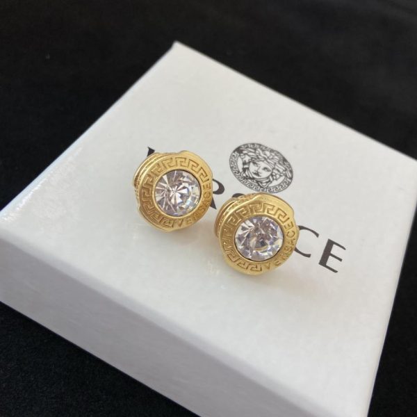 Nouveaux modèles lancés aux comptoirs Versace