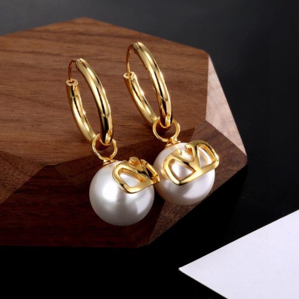 Boucles d'oreilles en perles en forme de V avec logo Valentino