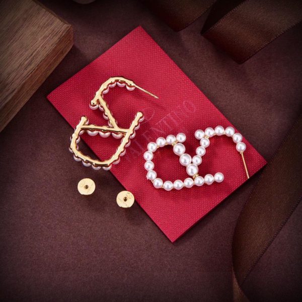 Nouvelles boucles d'oreilles Valentino