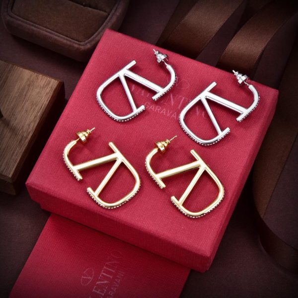 Nouvelles boucles d'oreilles Valentino