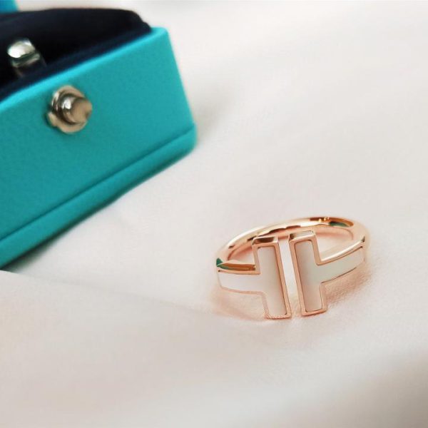 Bague Tiffany double T en coquillage tout blanc