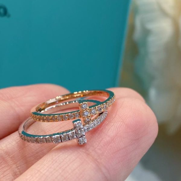 Bague Tiffany en forme de T entièrement diamantée