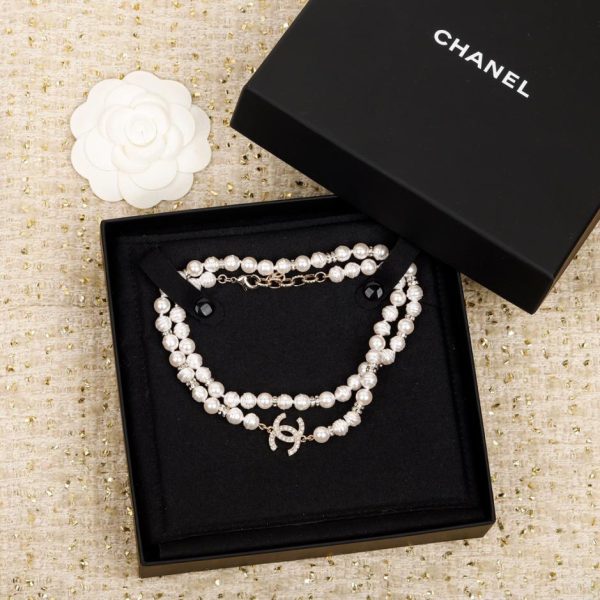 Chaîne de pull en perles roses avec nœud Chanel
