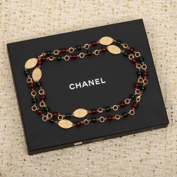 Chaîne longue médaille d'or ovale perlée bicolore Chanel