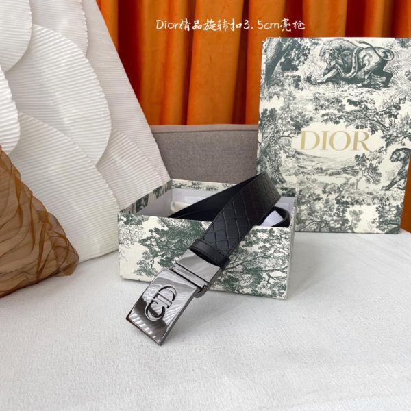 Le nouveau modèle homme de Dior mesure 3,5 cm de large