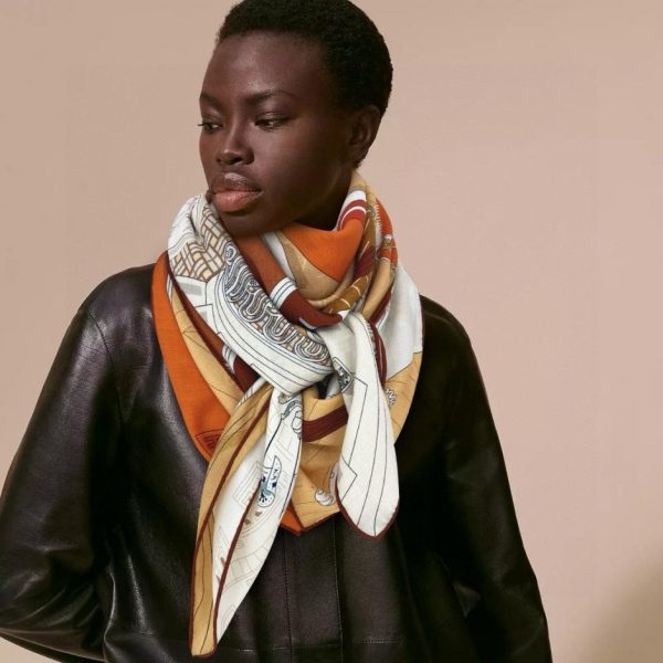 Carré Hermès en cachemire double face de la même couleur