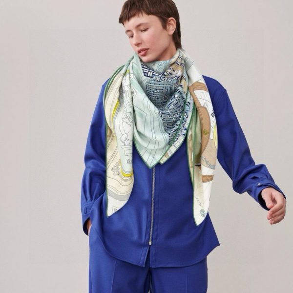 Carré Hermès en cachemire double face de la même couleur