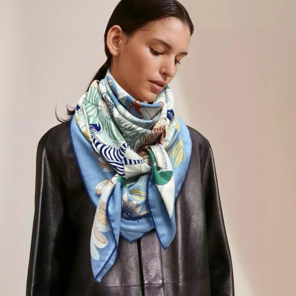 Carré Hermès en cachemire double face de la même couleur