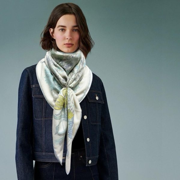 Carré Hermès en cachemire double face de la même couleur