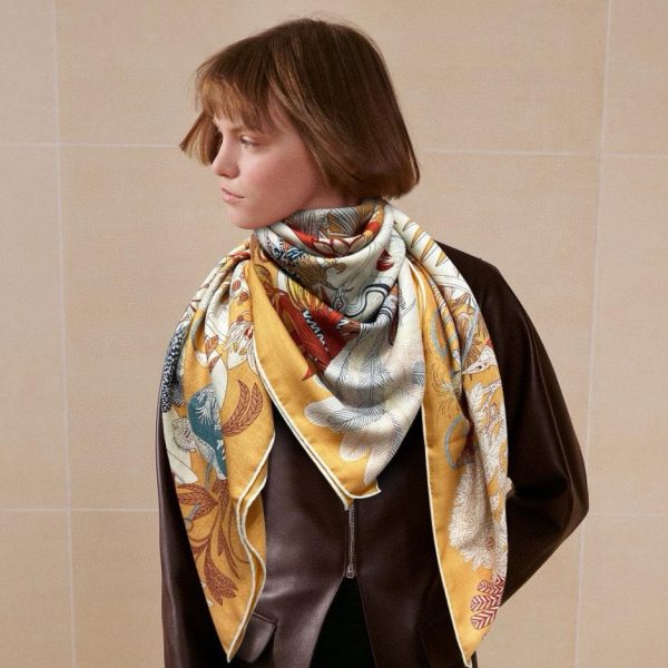 Carré Hermès en cachemire double face de la même couleur