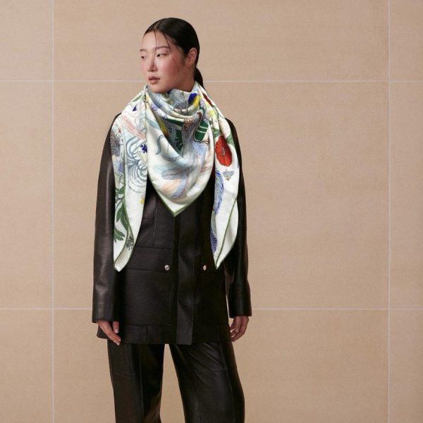 Carré Hermès en cachemire double face de la même couleur