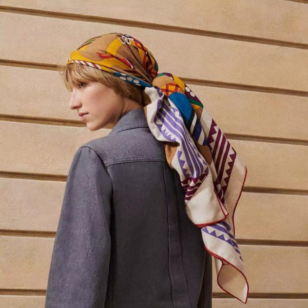 Carré Hermès en cachemire double face de la même couleur