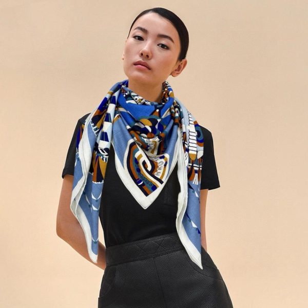 Carré Hermès en cachemire double face de la même couleur