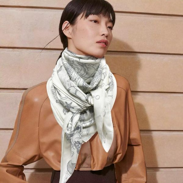 Carré Hermès en cachemire double face de la même couleur