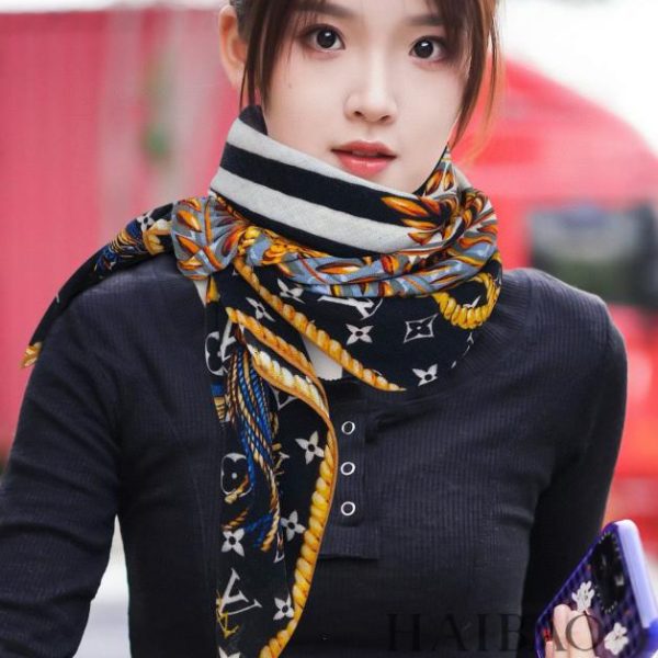 Foulard carré en cachemire Louis Vuitton