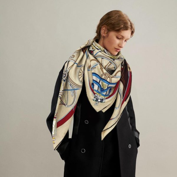 Carré Hermès en cachemire double face de la même couleur