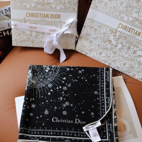 Nouveau foulard en soie Dior