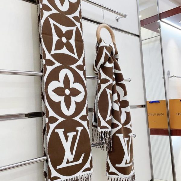 Foulard Louis Vuitton grandes lettres