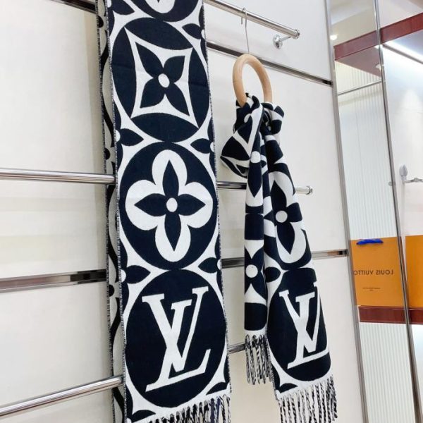 Foulard Louis Vuitton grandes lettres