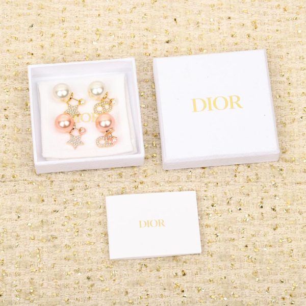 Boucles d'oreilles lettre en perles Dior