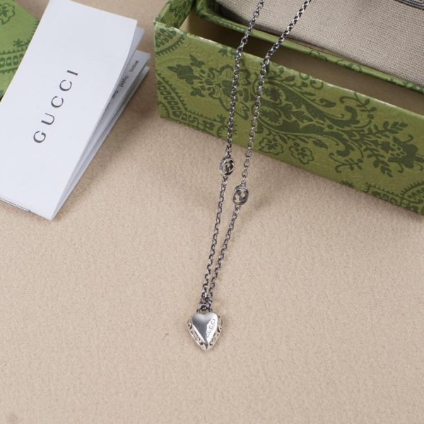Collier en argent vintage avec pendentif double g love Gucci