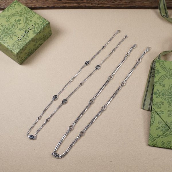 Collier noir entrelacé double g Gucci