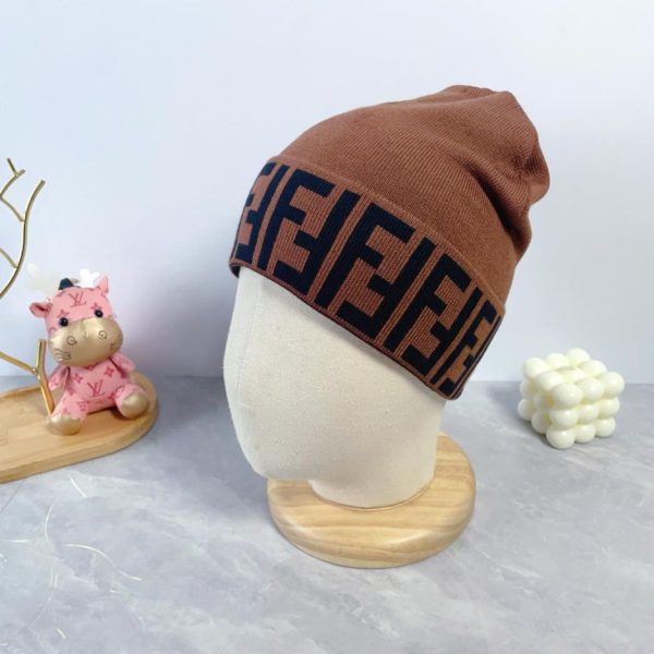 Le dernier bonnet tricoté en laine de Fendi, unisexe